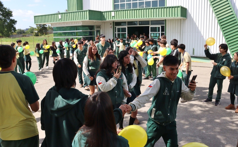 Estudiantes compartiendo en comunidad